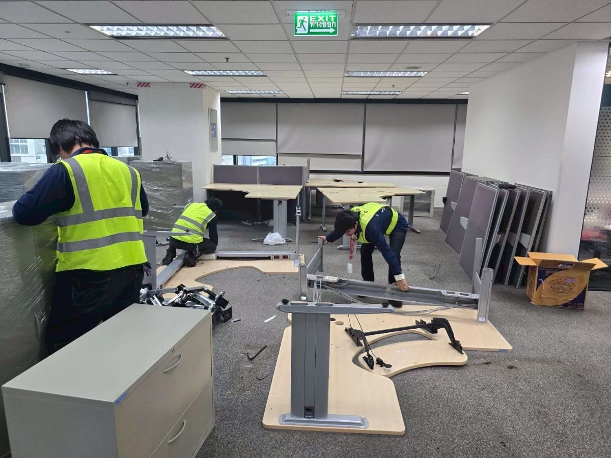 ผลงานการรื้อถอดขนย้ายประกอบติดตั้งเฟอร์นิเจอร์โต๊ะทำงาน